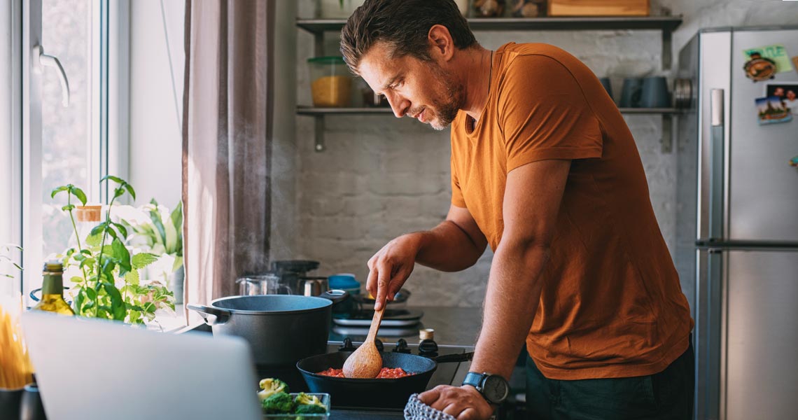 W_Man_making_food_tomatoe_1140x600.jpg