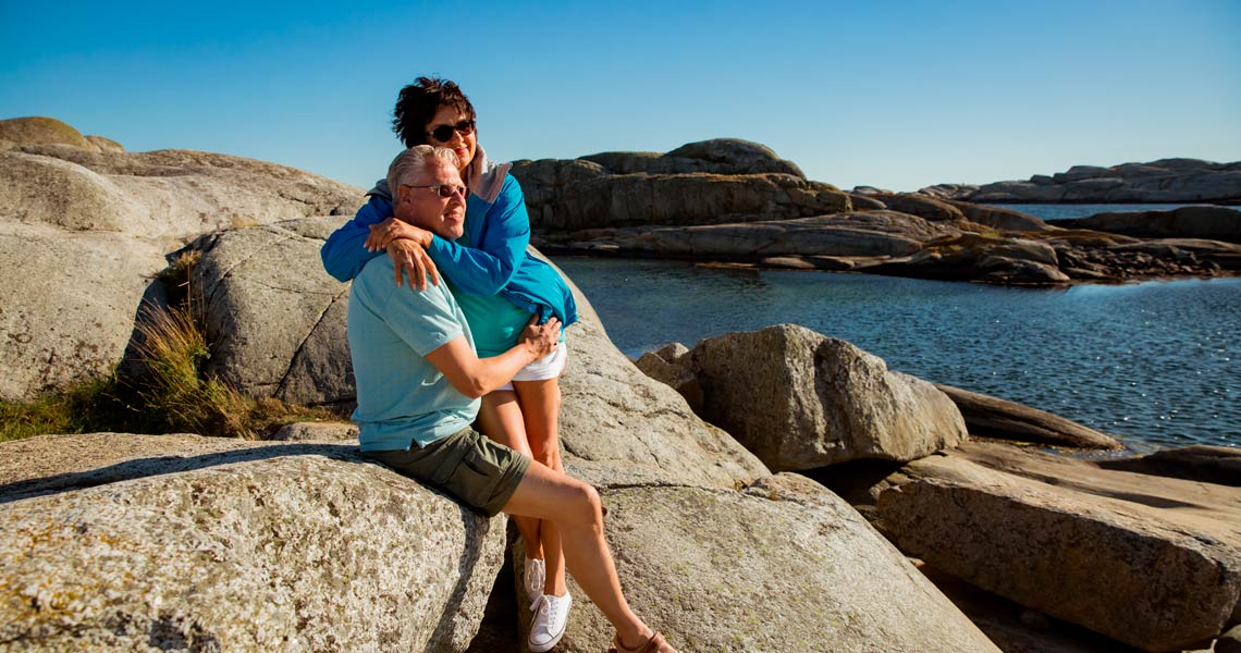 W_Senior_couple_hugging_sunbathing_Tjome_1140x600.jpg